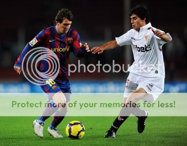 http://i937.photobucket.com/albums/ad214/soccermaniax/LionelMessi-soccermaniax.jpg