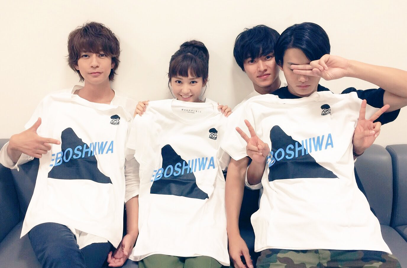 Sea Sonsメンバーで記念撮影 のぶりん特製ｔシャツと共に 偶然か否かドラマの役感でてるかんじがよいですな こののぶりんシャツも番組グッズになりました 好きな人がいること スキコト のぶりん特製ｔシャツ 話題の画像がわかるサイト