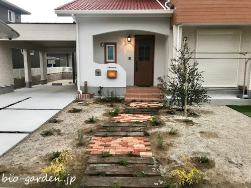 古枕木とレンガ敷アプローチ みやま市 H邸 ビオガーデン エクステリア インテリア 外構 ガーデニング 久留米店 筑後店