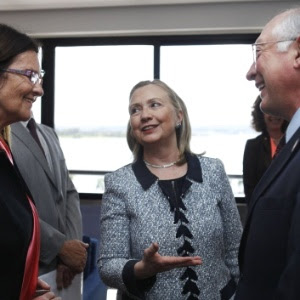 A secretária de Estado dos EUA, Hillary Clinton (centro), apresenta a presidente da Petrobras, Maria das Graças Foster ao secretário do Interior americano, Ken Salazar, durante visita a Brasília