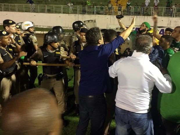 Jogadores do Guarani entraram em confronto com a PM após o final do jogo contra o Boa Esporte em Varginha, MG, pela final da Série C do Campeonato Brasileiro (Foto: Murilo Borges/GE)