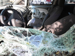 Carro da juíza Patrícia Lourival Acioli, assassinada no início da madrugada desta sexta-feira (Foto: Bruno Gonzalez / Agência O Globo)