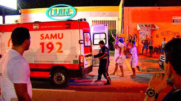 Uma das vítimas foi socorrida pelo Samu às margens da BR-101, no entorno da Arena das Dunas (Foto: Reprodução/Inter TV Cabugi)