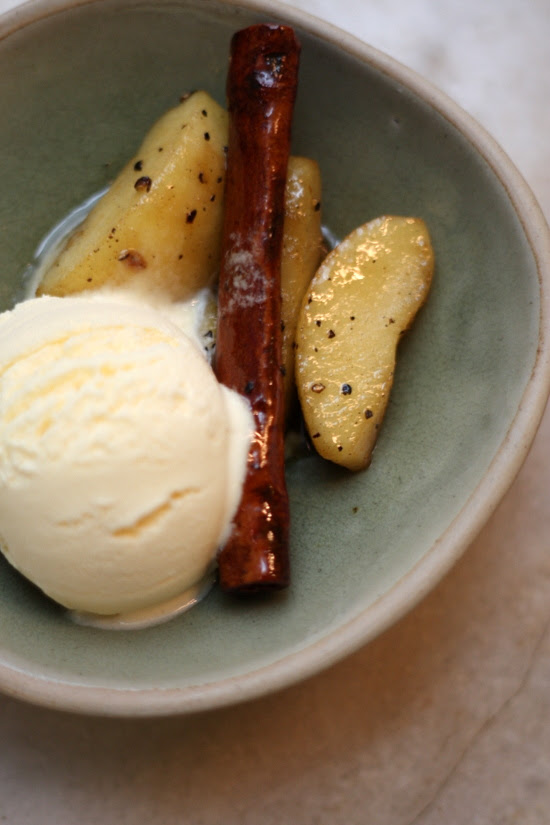 Vanilla ice cream with apples in cinnamon, black pepper and star anise