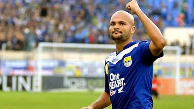 Bola: Ditanya Soal Pemain Baru Persib Bandung, Sergio Van Dijk Sebut Mantan Pemain MU?  http://ift.tt/20kt43r - Berita Terbaru Terkini Hari Ini - Setelah Michael Essien bergabung dengan Persib Bandung, banyak pemain bintang lainnya yang kerap kali dikabarkan akan mengikuti jejak eks pemain Chelsea itu. Manajer Persib Bandung, Umuh Muchtar, sebelumnya sudah memberikan bocoran jika mereka kini tengah mengincar dua striker asing.