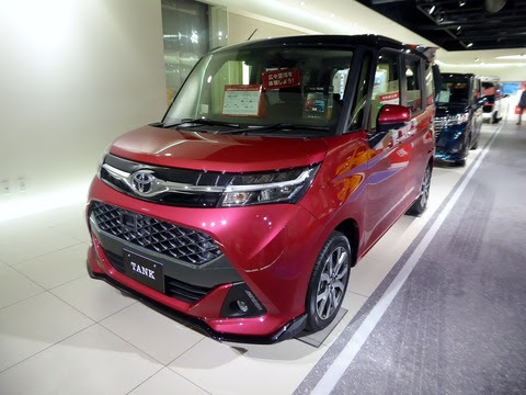 Toyota_TANK_CUSTOM_G-T_(DBA-M900A-BGBVJ)_front