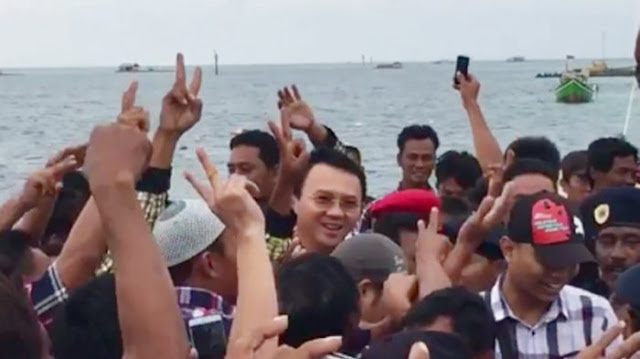 Usai ke Pulau Pramuka, Ahok Bergeser ke Pulau Kelapa, Ini Sebabnya..  http://ift.tt/20kt43r - Berita Blusukan Ahok Terkini Terbaru Hari Ini -  Calon gubernur nomor pemilihan dua DKI Jakarta, Basuki Tjahaja Purnama atau Ahok, hari ini melakukan kampanye di Pulau Pramuka. Dikutip dari kompas.com, sedianya Ahok mengawali kampanye di Kepulauan Seribu dengan mengunjungi Pulau Pramuka.