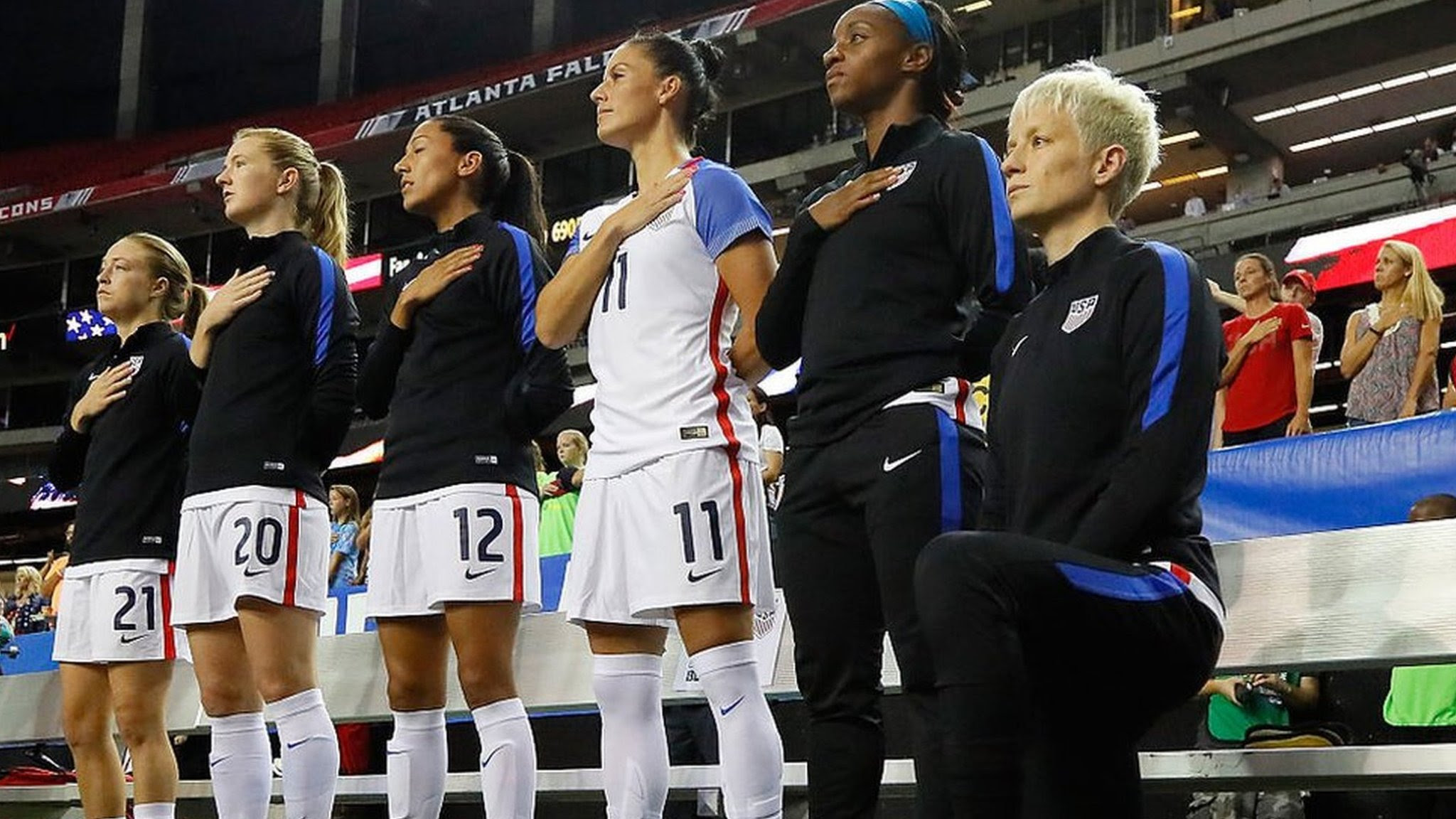 米サッカー連盟 片膝をつく抗議表明の禁止を撤回 cニュース