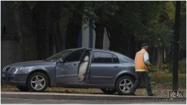 Tukang Sapu, Berangkat Kerja Bawa Mobil Sedan