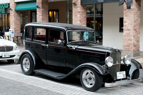 vintage cars on Motomachi