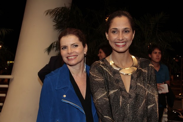 Debora Bloch e Camila Pitanga em show de Adriana Calcanhoto no Rio (Foto: Isac Luz/ EGO)