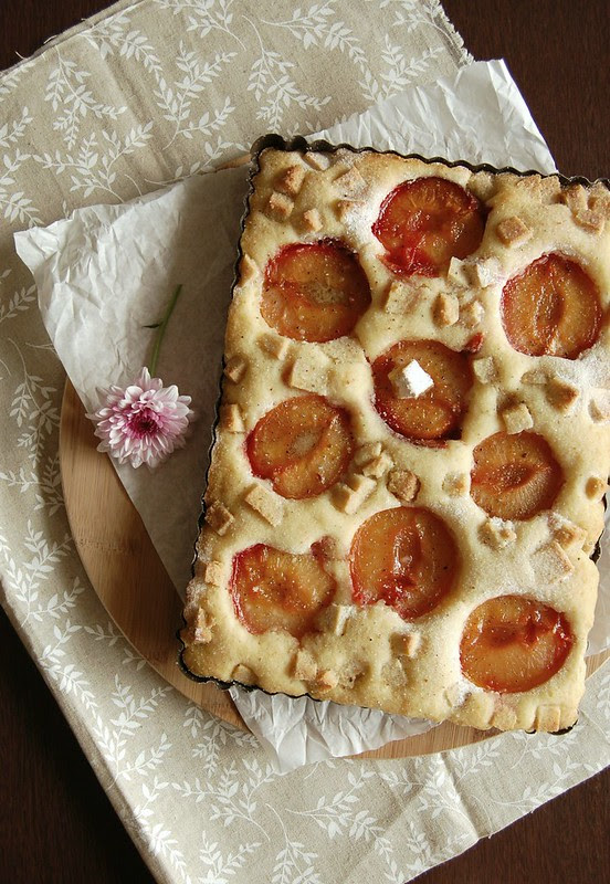 Plum and marzipan torta with cardamom sugar / Bolo de ameixa e marzipã com cardamomo