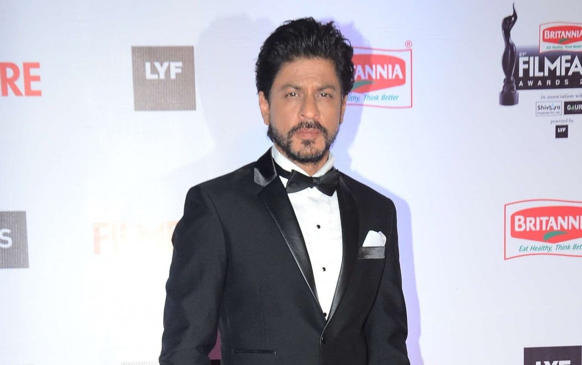 Shah Rukh Khan sends Diwali wishes to soldiers with a touching self 