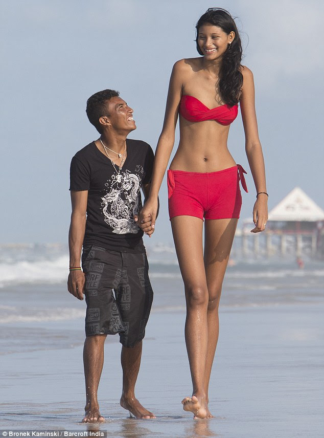 The height of passion: Brazil's tallest teen, Elisany da Cruz 
Silva with her boyfriend, Francinaldo da Silva Carvalho in Salinopolis, 
Brazil