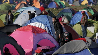 Refugiats acampats a la frontera entre Grècia i Macedònia (Reuters)
