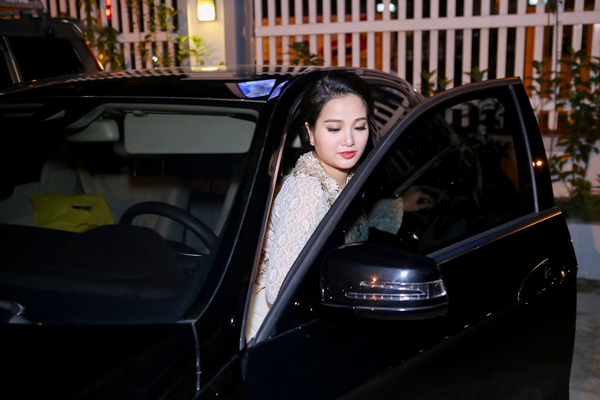 mc-hong-phuong-bau-3-thang-van-tu-lai-xe-di-event