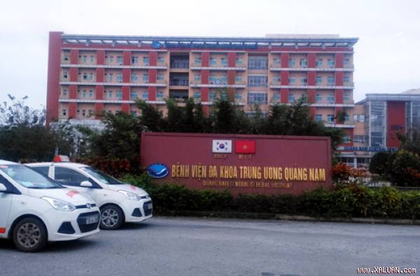 Sau vụ hỗn chiến, anh Sơn đang được cấp cứu ở Bệnh viện Đa khoa Trung ương Quảng Nam. Ảnh: Sơn Thủy.