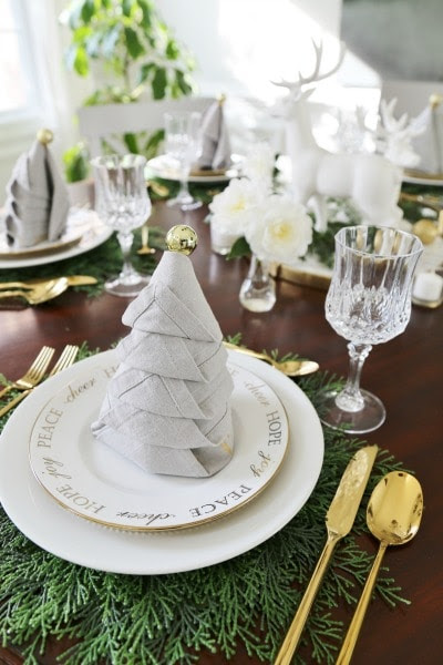 sand-and-sisals-christmas-tablescape