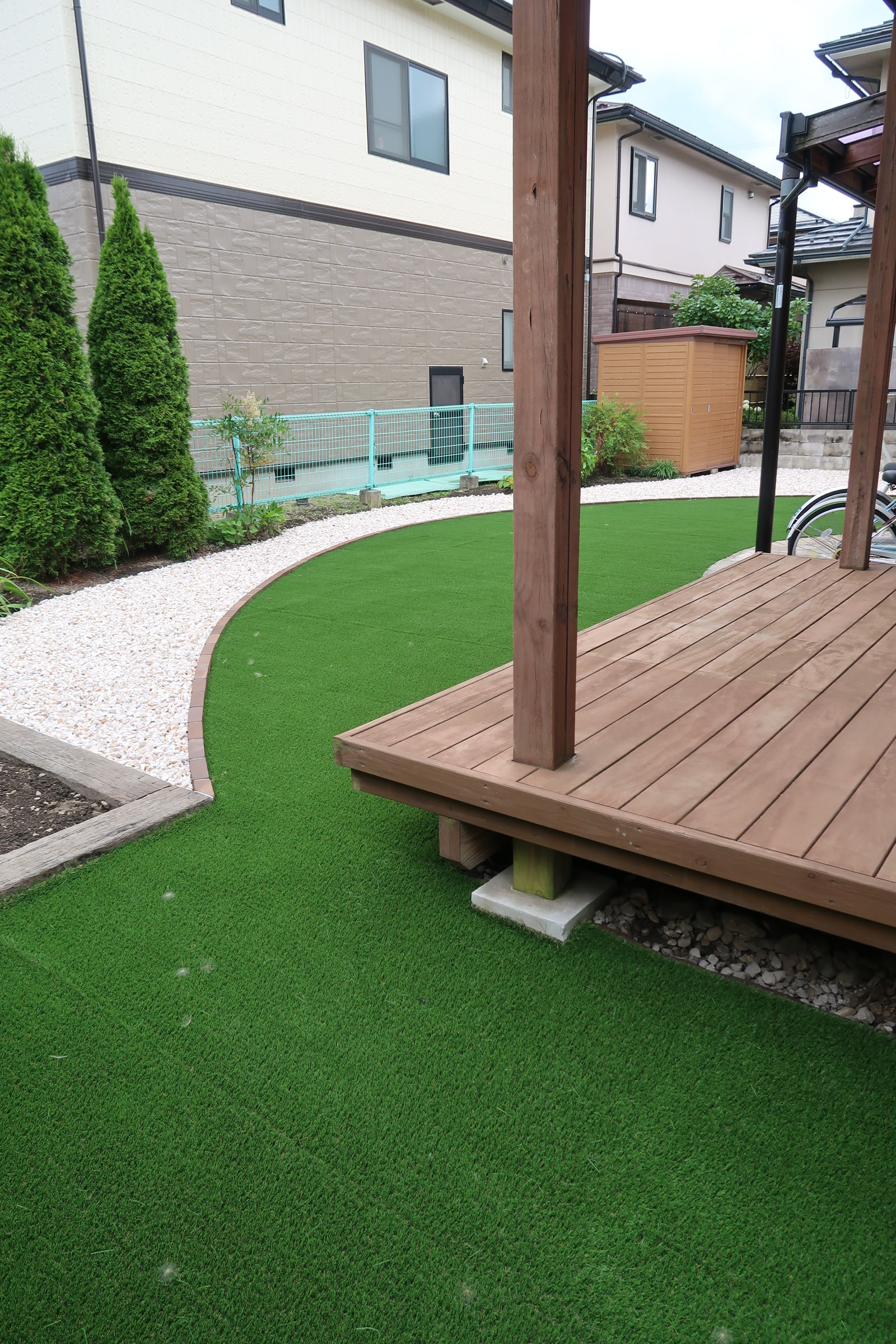 半円デザインの人工芝の庭 長野県のガーデニングのことならアイザックデザイン