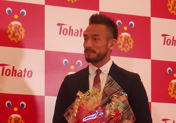 中田英寿の登場に大興奮 伊藤美誠が今日オープンの キャラメルコーン ステーション 一日駅長に ライブドアニュース