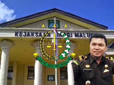 Ambon, Malukupost.com - Meski pun tiga unit bangunan rumah milik terdakwa, HAT yang telah disita tim penyidik Kejaksaan Tinggi Maluku belum dapat memenuhi nilai kerugian mencapai Rp7,6 miliar. "Soal menghitung nilai kerugian maupun jumlah nilai aset yang telah disita nantinya dilakukan audit oleh BPKP RI Perwakilan Provinsi Maluku," kata Kepala Seksi Penyidikan Kejati Maluku, Ledrik Takendengan, di Ambon, Rabu (28/9). Terdakwa HAT alias Hentje merupakan salah satu tersangka kasus dugaan korupsi dan tindak pidana pencucian uang dalam skandal pembelian lahan dan gedung untuk pembukaan kantor cabang PT. Bank Maluku-Malut di Surabaya. Menurut Ledrik, tim penyidik pertama kali melakukan penggeledahan serta penyitaan terhadap salah satu rumah terdakwa di jalan dr. Kayadoe, Kudamati Ambon. Jelang beberapa hari, penyidik kembali melakukan penggeledahan di kantor travel milik HAT dan hanya menyita sejumlah dokumen penting saja, sementara bangunan lima lantai tersebut milik orang lain dan disewa tersangka untuk membuka kantor. "Kami kembali melakukan penyitaan terhadap sebuah bangunan yang terbagi atas dua bagian dan diduga milik tersangka HAT di desa Amahusu, Kecamatan Nusaniwe (Kota Ambon) pada Selasa, (27/9) malam," katanya. Namun bangunan yang luasnya lebih dari 300 meter persegi itu diduga telah dialihkan kepada Roland Matruty sebagai pihak pemilik. "Awalnya aset ini milik HAT dan saat ini telah dialihkan atas nama Roland Matrurty dan prinsipnya penyidik sekarang sudah memiliki cukup bukti bahwa diduga kuat tersangka dalam perkara TPPU telah mengalihakn aset ini kepada pihak lain," tandasnya. Mengenai pembuktiannya seperti apa, nanti di persidangan akan terlihat dan semua ada waktunya jadi kalau seseorang sudah dinyatakan sebagai tersangka dan buru-buru mengalihkan aset berarti orang bisa meraba-raba tujuannya untuk apa. Sementara Kepala Urusan (Kaur) Pemerintahan Negeri Amahusu, John Izak menuturkan, lahan tersebut pertama kali dibeli HAT dari Buce Matitaputty lalu mereka membangun rumah. "Proses pengerjaan rumahnya masih dirampungkan dan sejak empat bulan lalu Hentje memang kelihatan sering hadir untuk mengawasi pekerjaan, tetapi entah bagaimana sudah dialihkan ke pemilik baru bermarga Matruty," tandasnya. Bangunan seluas 235 meter persegi yang sudah hampir rampung rencananya akan ditempati keluarga Matruty, bahkan sejak bulan lalu sudah ada barang yang dibawa masuk. (MP-3)