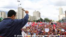 El presidente Nicolás Maduro se dirige a una multitud en Caracas.