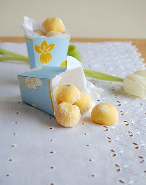 White chocolate passion fruit truffles / Trufas de chocolate branco e maracujá