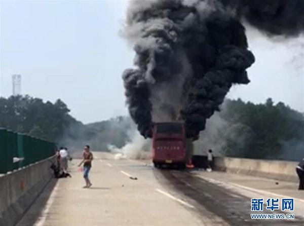 致35人死亡11人住院治疗湖南宜章境内客车起火事故现场 凤凰资讯