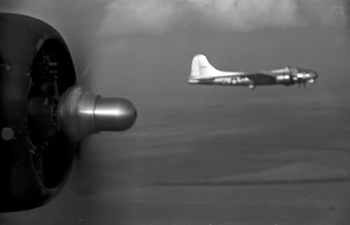 B17 passing in flite alt 1000 feet 4 100 green filter xx 61 01