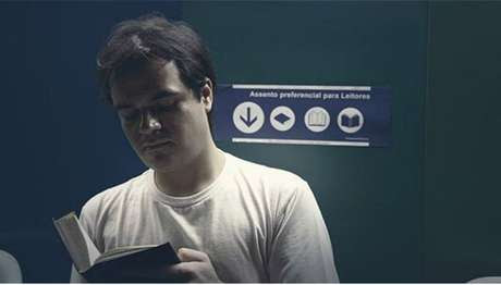 Adesivo indica espaço "reservado" para leitores no Metrô de São Paulo Foto: BBC