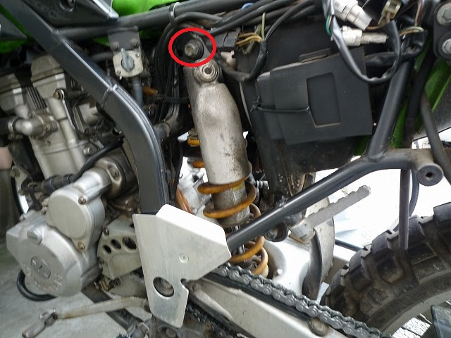 オフロードバイクのリヤサスペンション交換