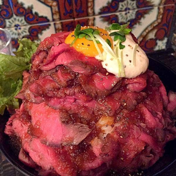 高田馬場 大迫力のローストビーフ丼 レッドロック 肉の最高峰を制覇せよ Rettyグルメニュース