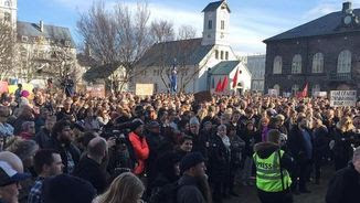 Concentració a Reykjavík contra la continuïtat del primer ministre islandès (@visitreykjavik)