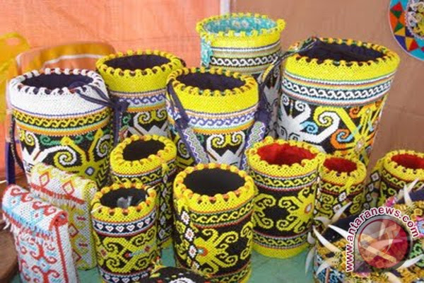 Masyarakat Indonesia  Minati Kerajinan  Tangan  Khas  Dayak 