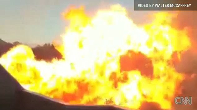 Fireball: Video filmagens do jardim das traseiras de uma casa em San Bruno apresenta uma parede de chamas altas provocada pela explosão de gás