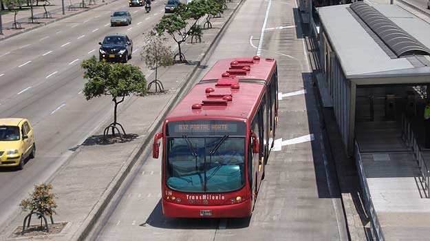 Articulados e biarticulados percorrem pistas exclusivas, agilizando viagens (Bruno Freitas/EM/D.A Press)