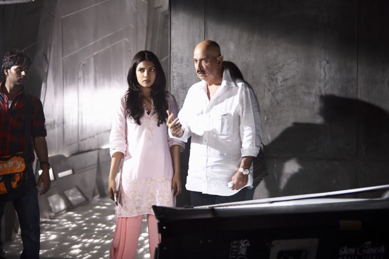 Hrithik-Roshan-and-Priyanka-Chopra-at-Krish-3-Movie-Stills-Trailer-Photo-Pictures-7