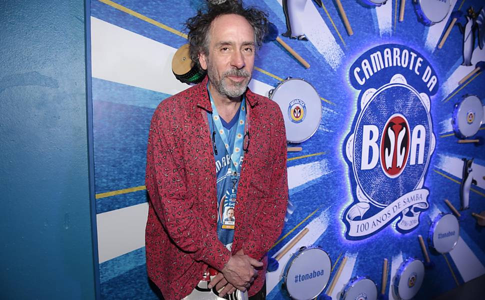 O cineasta Tim Burton acompanha o Carnaval em camarote no Rio de Janeiro