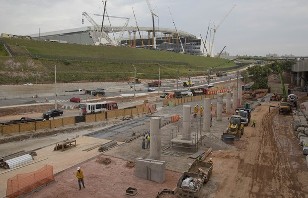 Foto de 9 de abril de 2014 mostra obras nos arredores do estádio do Corinthians, o Itaquerão (Foto: Andre Penner/AP)