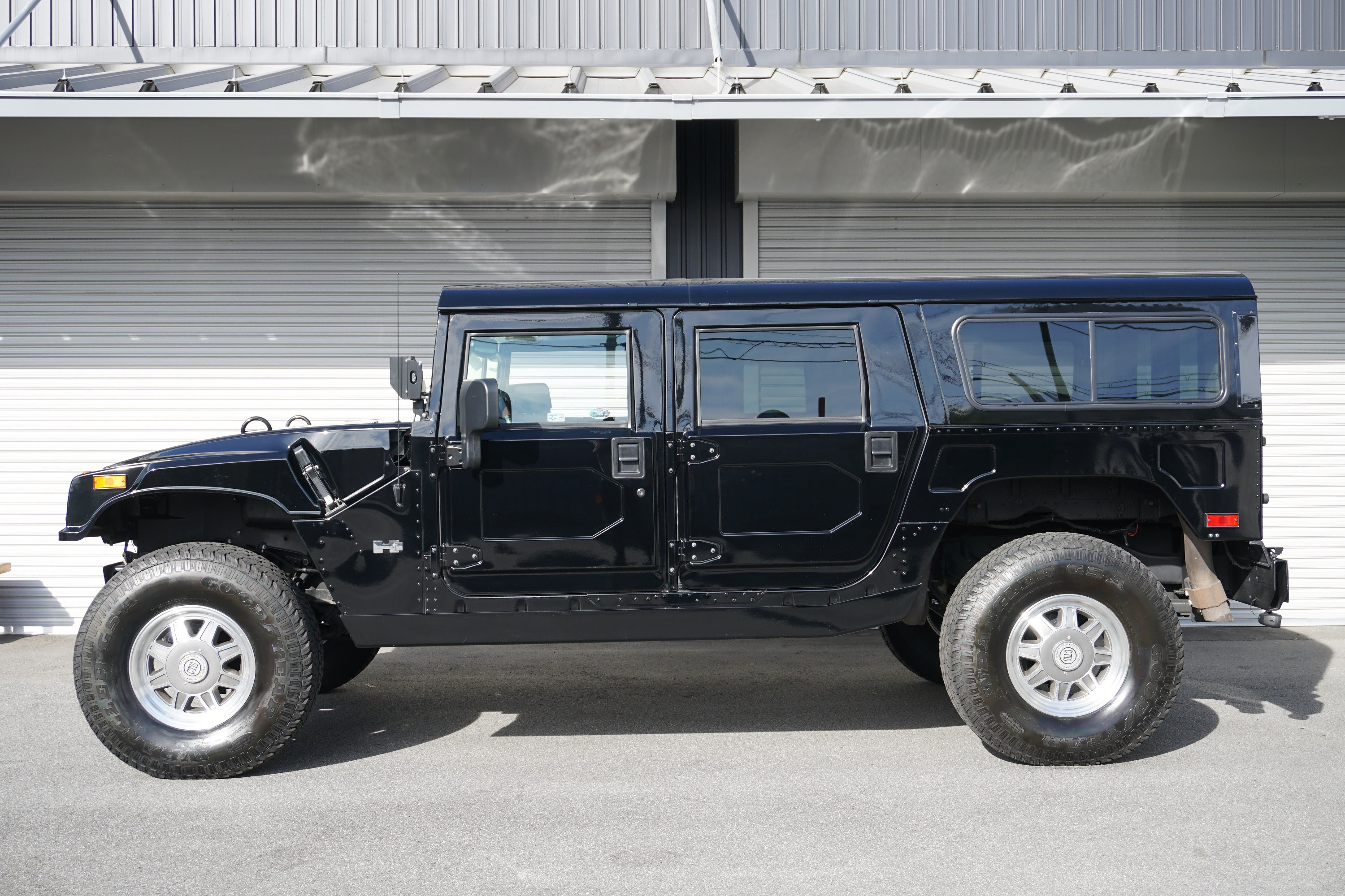 ハマーh1 Alpha 走行車両 大阪府摂津市のアメ車専門店hi Five Garageは新車や中古車 ビンテージカー 各種パーツ 代行輸入まで充実のサービス体制を取り揃えております