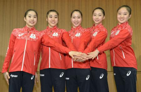 新体操団体代表 リオ五輪へ抱負 笑顔で踊りきりたい ポーズをとるリオ五輪新体操団体代表 左から横田葵子 松原梨恵 杉本早裕吏 畠山愛理 熨斗谷さくら ２６日 国立スポーツ科学センター 四国新聞社