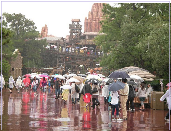 雨ディズニーを徹底的に楽しむコツ 混雑は パークが空く確立の高い天候の条件を暴露します Disneyお出かけ情報