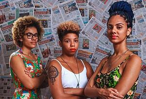 Jovens negras assumem o cabelo crespo com muita atitude Jovens negras assumem o cabelo crespo com muita atitude