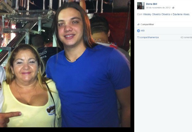 Dona Bill, que teve a candidatura cassada, e o filho, Wesley Safadão, durante campanha em Aracoiaba, no Ceará (Foto: Facebook/Reprodução)
