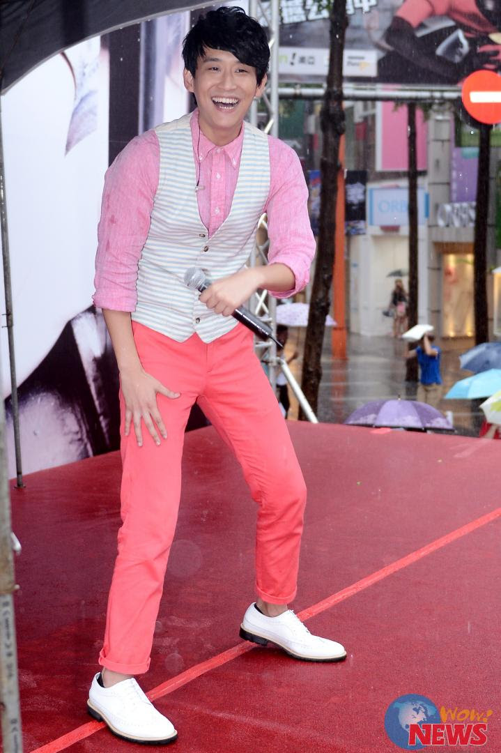 陳乃榮『只想抱著你』簽唱會 班傑、賴琳恩冒雨力挺 | Wow!NEWS新聞網