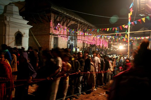 thousands still trying to get in by bzchrmr