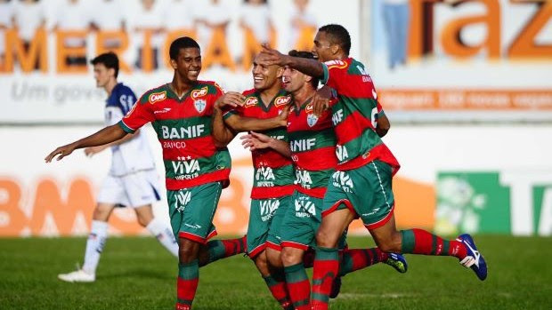 Jogadores da Portuguesa comemoram gol (Foto: Marcos Ribolli / Globoesporte.com)
