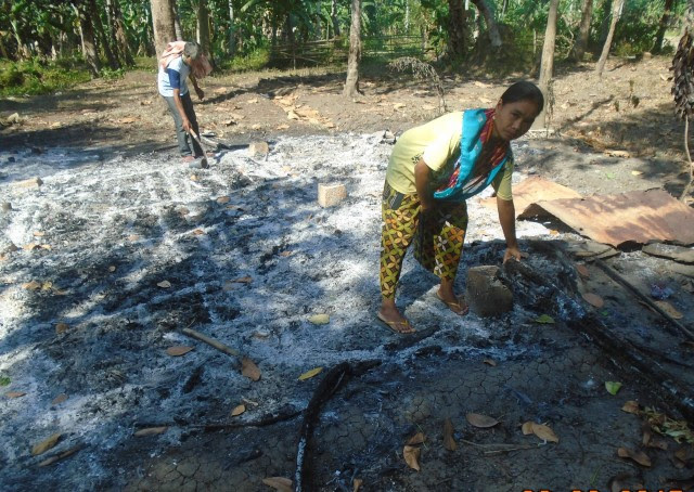 Residents pick through the ashes of their burned homes in Pamalian village, in Shariff Aguak town, Maguindanao. (Photo courtesy of Suara Bangsamoro)