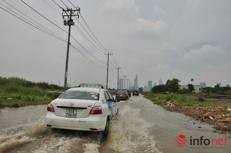 Suong mu va nuoc ngap bao phu TP.HCM giua trua nang - Anh 1