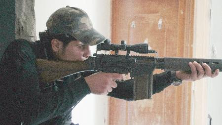 サッカー選手が内戦の渦に シリアの記録映画公開へ 映画 それでも僕は帰る の一場面 銃を構えるバセット 四国新聞社